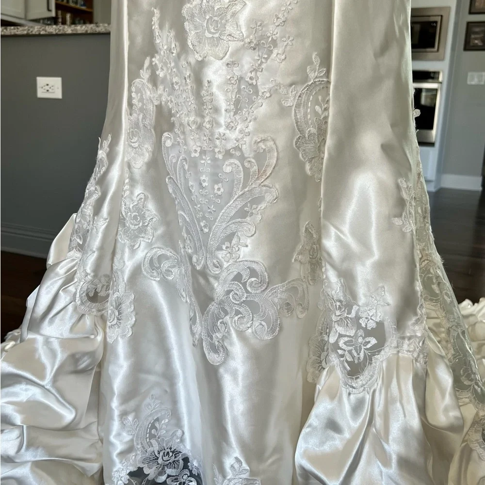 WORN 1x Wedding Dress. Satin w/lace, pearl beads & subtle sequins. Two stains - Picture 7 of 16